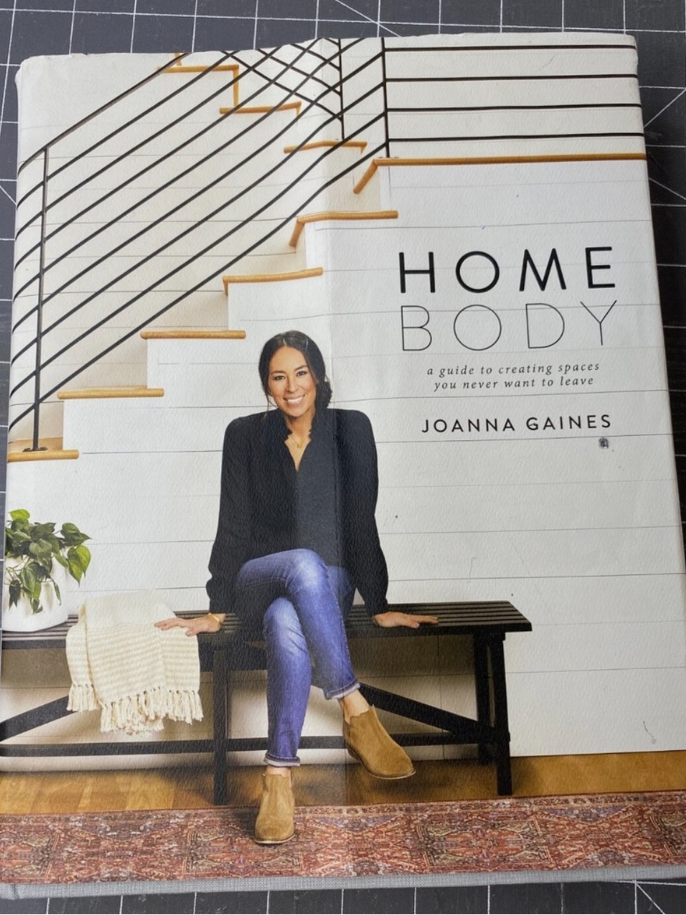 Homebody: A Guide to Creating Spaces You Never Want to Leave Gaines, Joanna 040